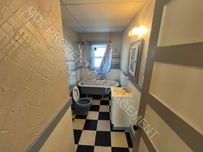 Building Photo - 2 Bedroom 1 Bath Apartment w/ Basement