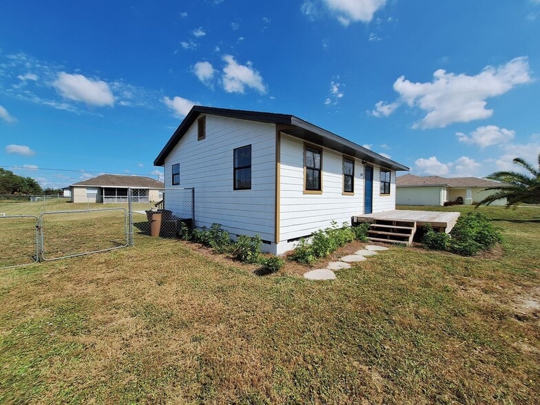 Building Photo - Cozy 3BR 1BA House Near Buckingham Area RECENTLY REDUCED!