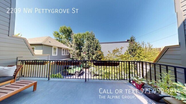 Building Photo - 2209 NW Pettygrove St