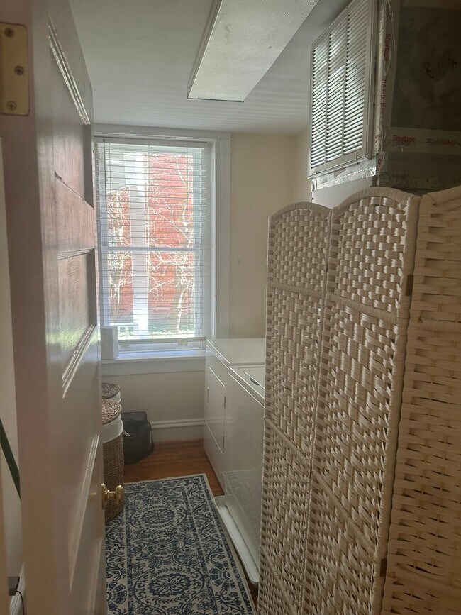 Building Photo - 3005 Monument Ave