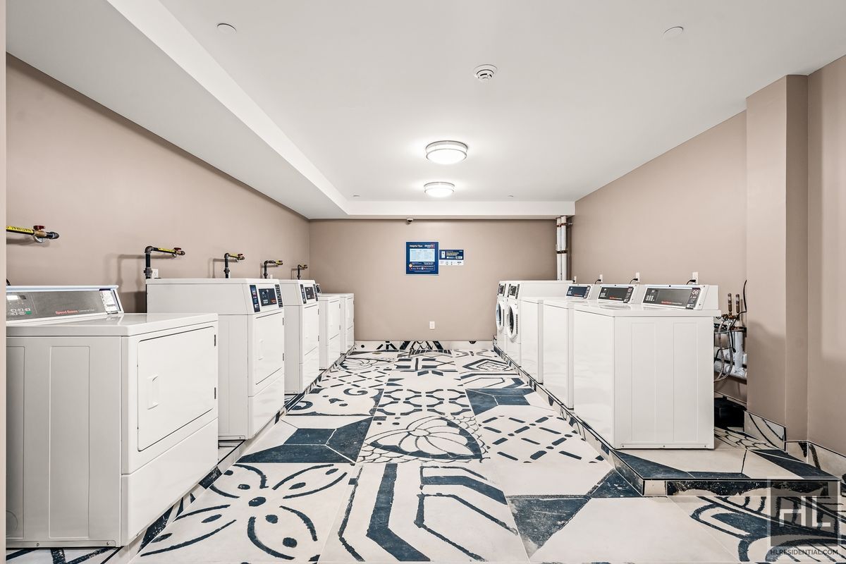 Building Photo - BRUCKNER BOULEVARD