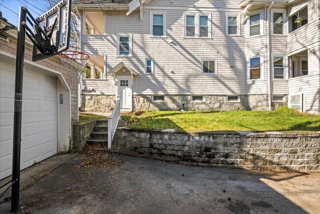 Building Photo - 15 Clearview Ave