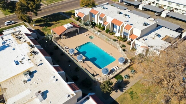 Building Photo - Beautiful 3-Bedroom Townhome in Northern Manor West