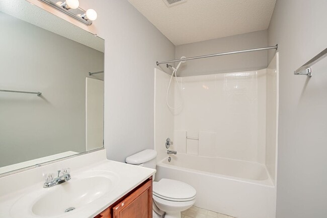 Building Photo - Beautiful Chesterfield Home Is Ready For Y...