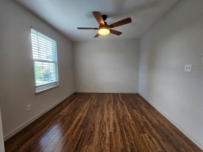 Building Photo - Super Beautiful Englewood 3 Bedroom Home A...