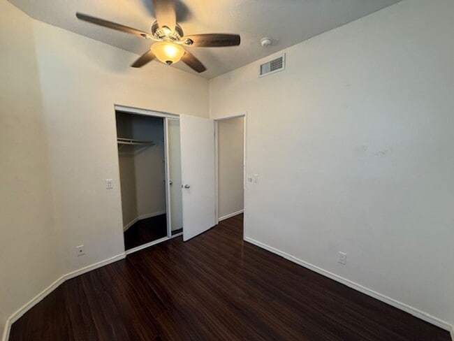 Building Photo - 2 bed 1.5 bath in Dakota Community in Wago...