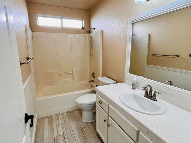 Building Photo - $2,495 Maple & Behymer, 3 Bedroom Home - N...