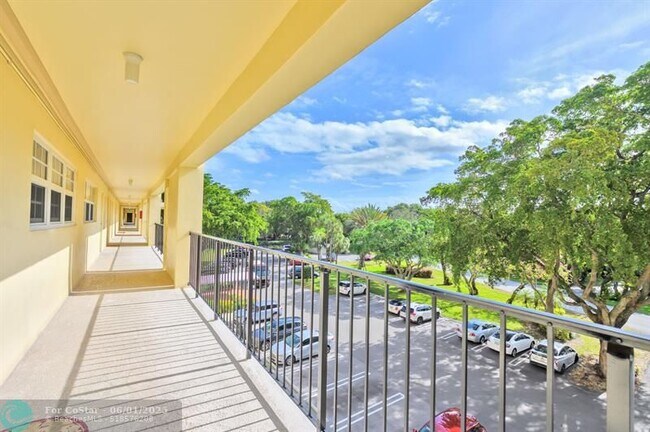Building Photo - 2751 N Palm Aire Dr