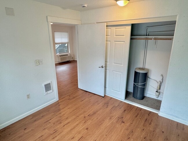 Building Photo - Gateway Ground Floor Corner Unit Condo with Laminate H/W's, A/C, Assigned Parking, Laundry In-Unit