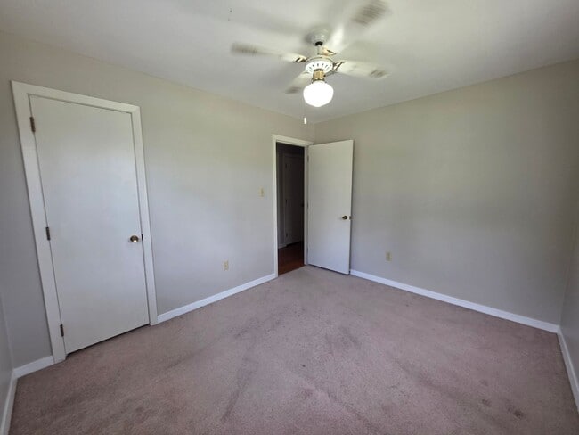 Building Photo - 4BR/2BA lake view home with covered back p...