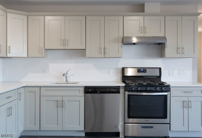 Building Photo - 437 Mulberry St