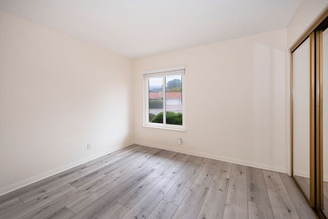 Building Photo - Spacious Single-level Home with a Pool!