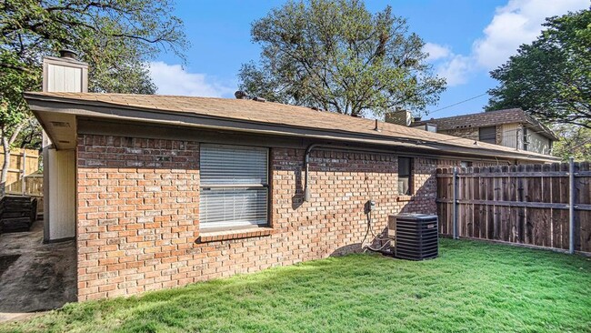 Building Photo - 2107 Mistletoe Ave