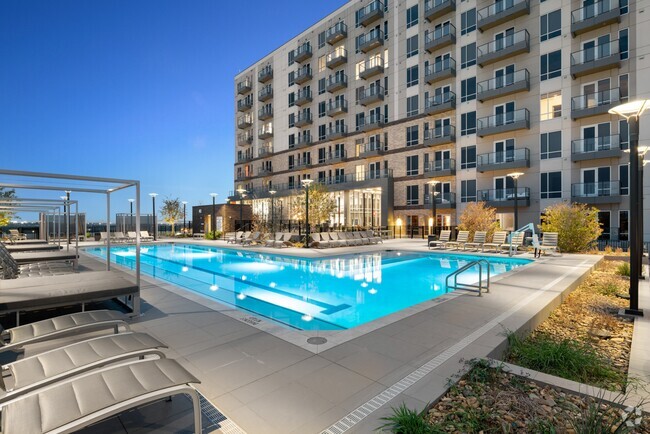 Luxurious Pool Deck - Live Grandscape