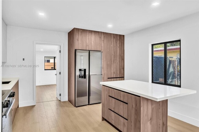 Building Photo - 1123 NE 1st Ave.