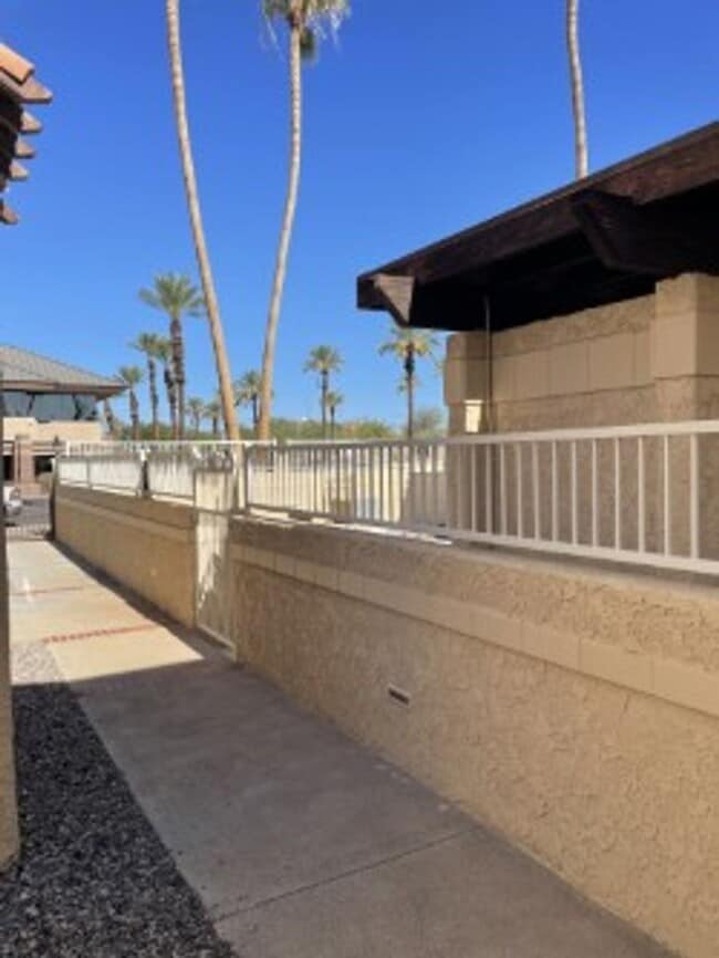 Building Photo - Spacious 3 bedroom, 3 bath, condo with a l...