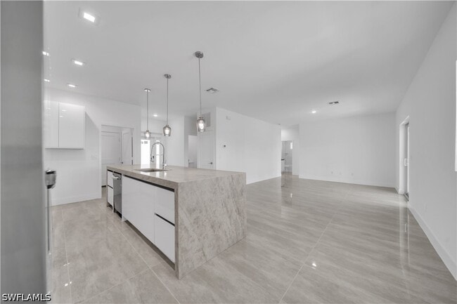 Building Photo - 828 Genoa Ave S