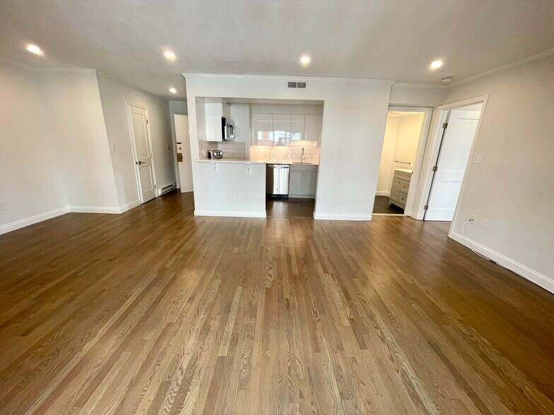 Living Room / Kitchen - 320 Hammond Pond Pkwy
