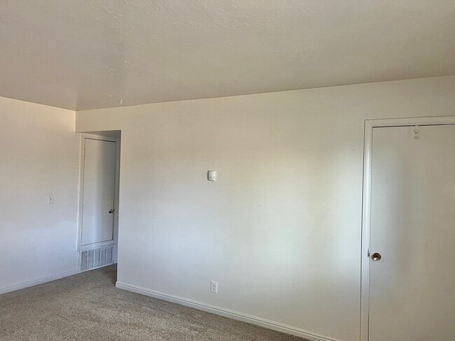 Building Photo - 610 S 200 E