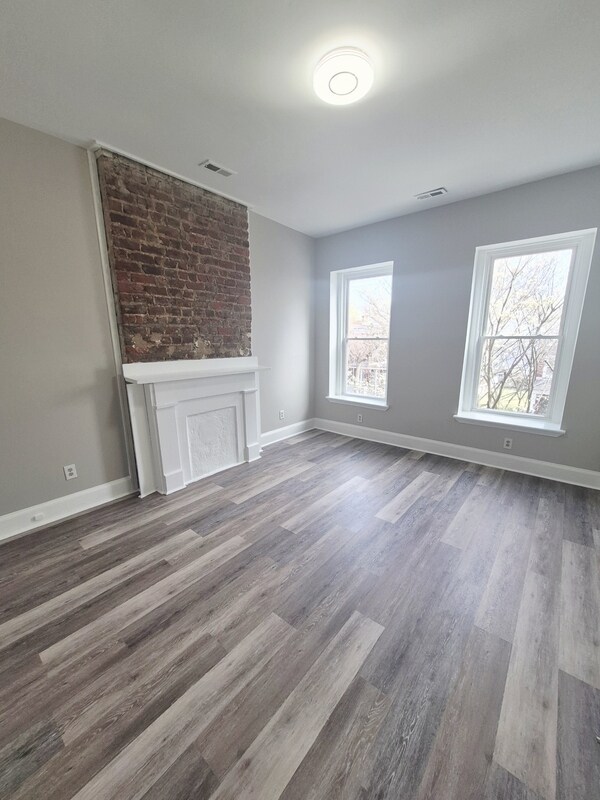 Building Photo - 709 1/2 West Clay Street - B