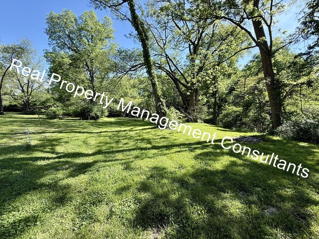 Building Photo - 2-Bedroom Home with Spacious Backyard & Deck