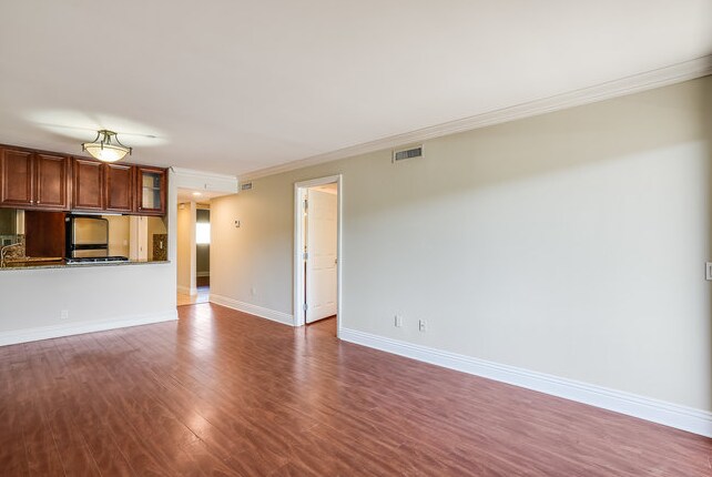 Building Photo - Beautiful 2 Bedroom 2 Bathroom Condo in La...