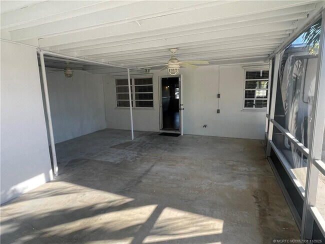 Building Photo - 885 NW River Shores Blvd