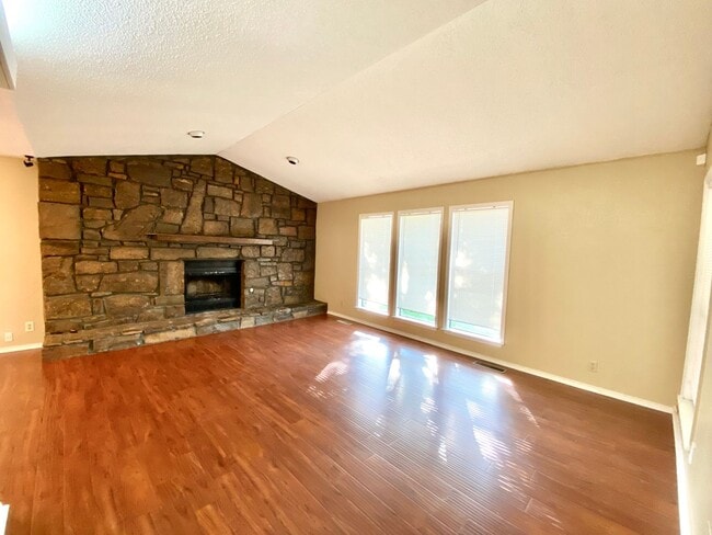 Building Photo - Charming 3/2/2 Jenks Home