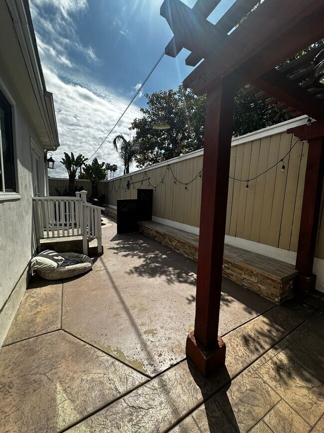 Building Photo - Gorgeous 3-Bedroom 2 bath Home with Pool A...