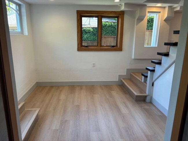 Building Photo - Fabulous Private Home Near Mills!