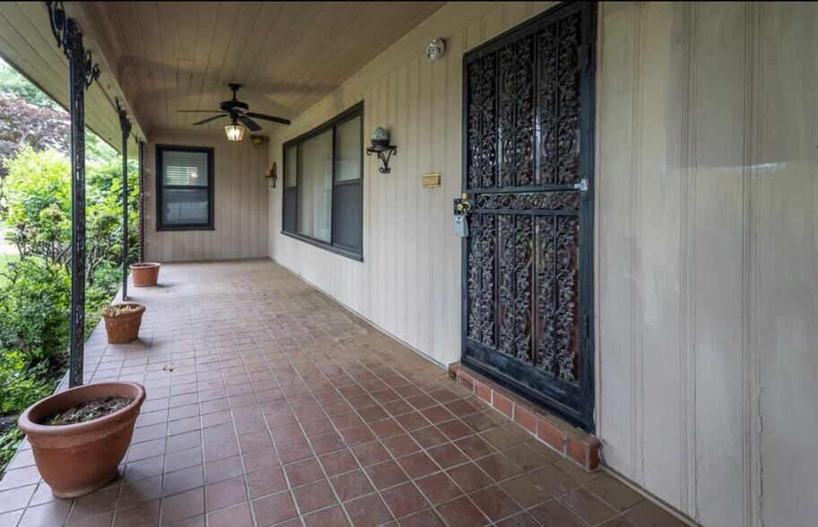 Building Photo - 2464 Monroe Ave