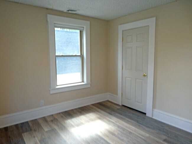 Building Photo - 14 Elm St