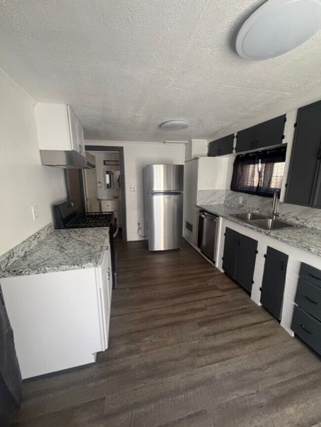 Building Photo - Beautifully Remodeled 3 Bedroom, 1 Bath Home – Move-In Ready!