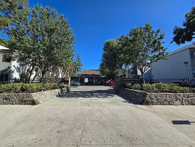 Building Photo - "Charming 2-Bed, 2-Bath Gem in Tarzana - Cozy 830 Sq Ft Retreat!"