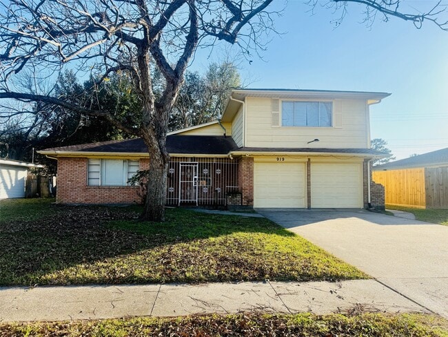 Building Photo - 919 Saddle Rock Dr