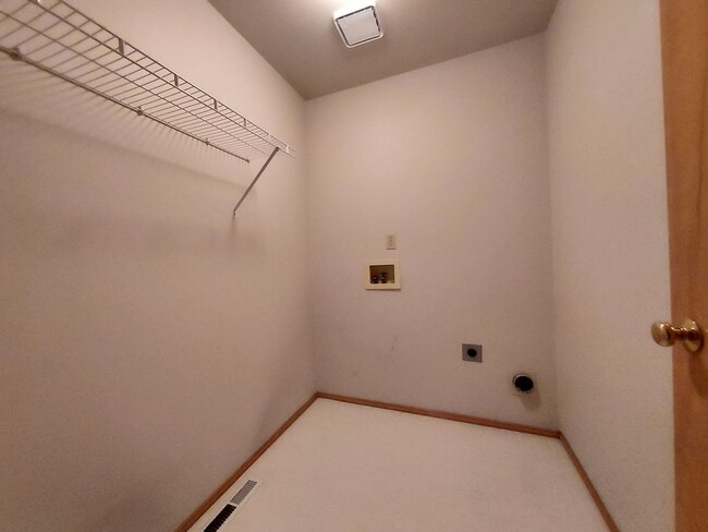 Building Photo - Federal Way Rambler featuring vaulted ceil...