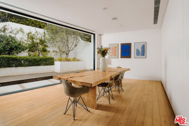Building Photo - 7681 Willow Glen Rd