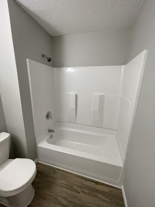 Building Photo - Beautiful Remodeled 1 Bedroom 1 Bath Apart...