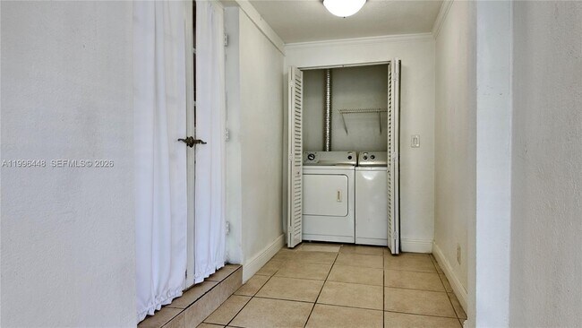 Building Photo - 1021 N Victoria Park Rd