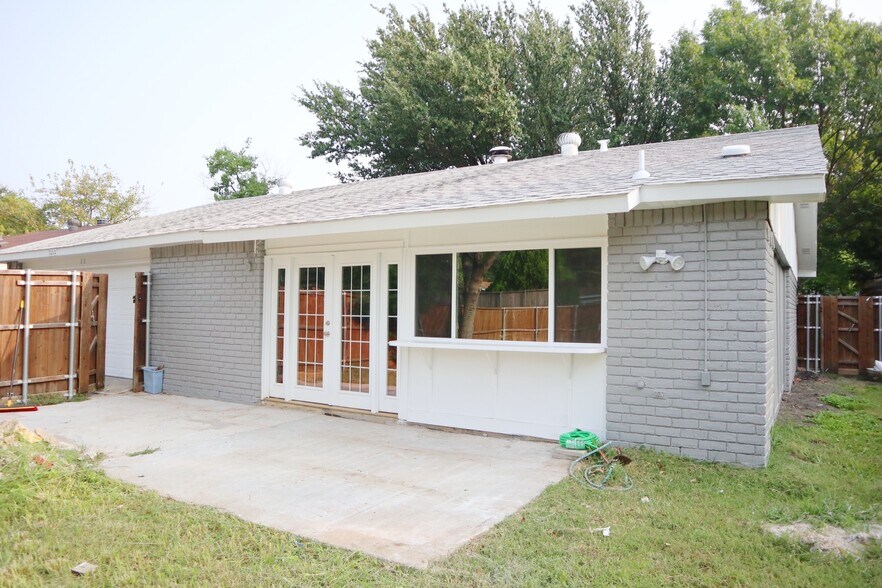 * There is a new sliding patio door here not pictured - 5212 Fisher Dr