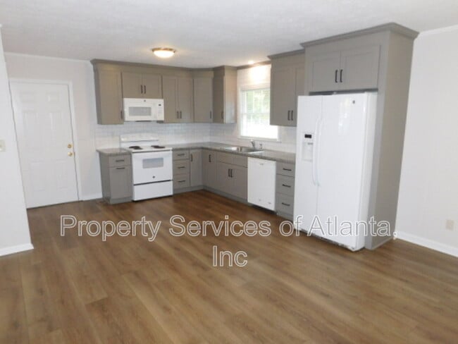 Building Photo - 879 Forest Ridge Dr SE