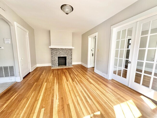 Interior Photo - DELAFIELD-115 -- 208