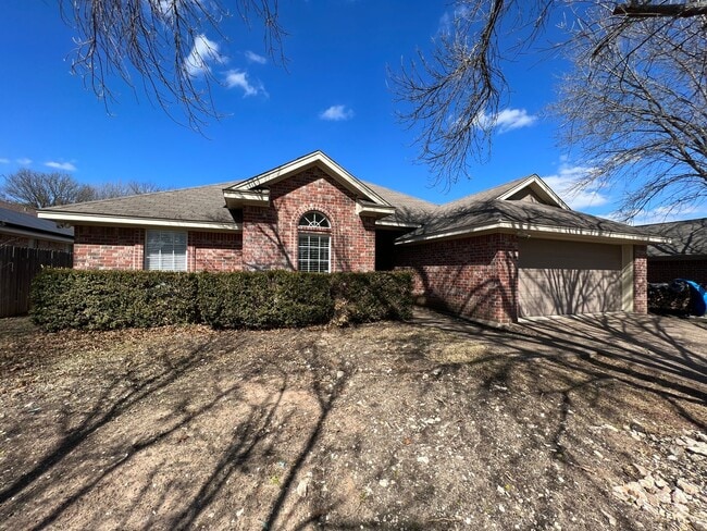 Building Photo - Great 4-Bedroom / 2-Bathroom in Midway ISD