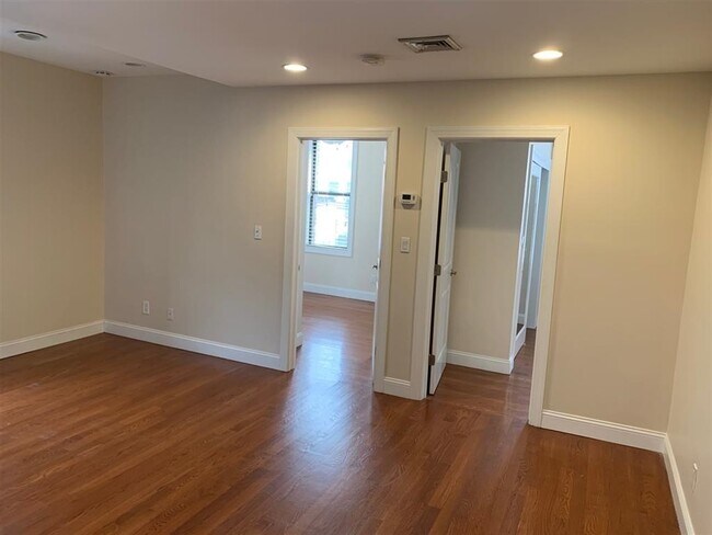 Building Photo - 422 Monroe St