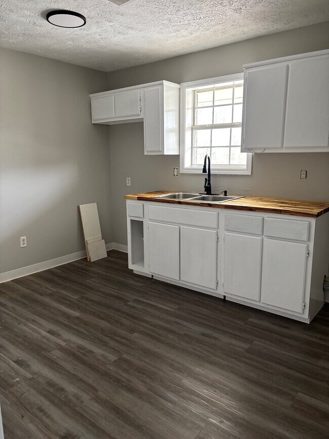 Building Photo - 1286 Fairground Rd