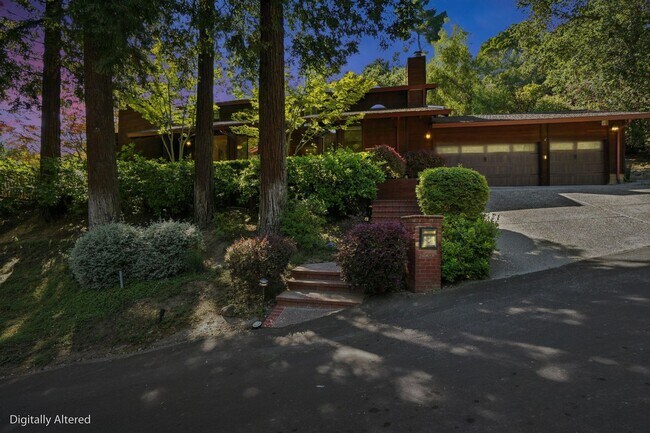 Building Photo - Spectacular 2 story home w/pool in Round Hill Country Club