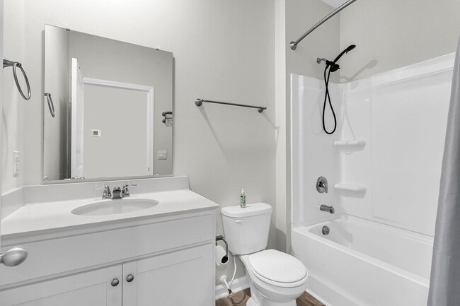 Building Photo - 3 Bedroom 2.5 Bath Located in Pine Hills i...