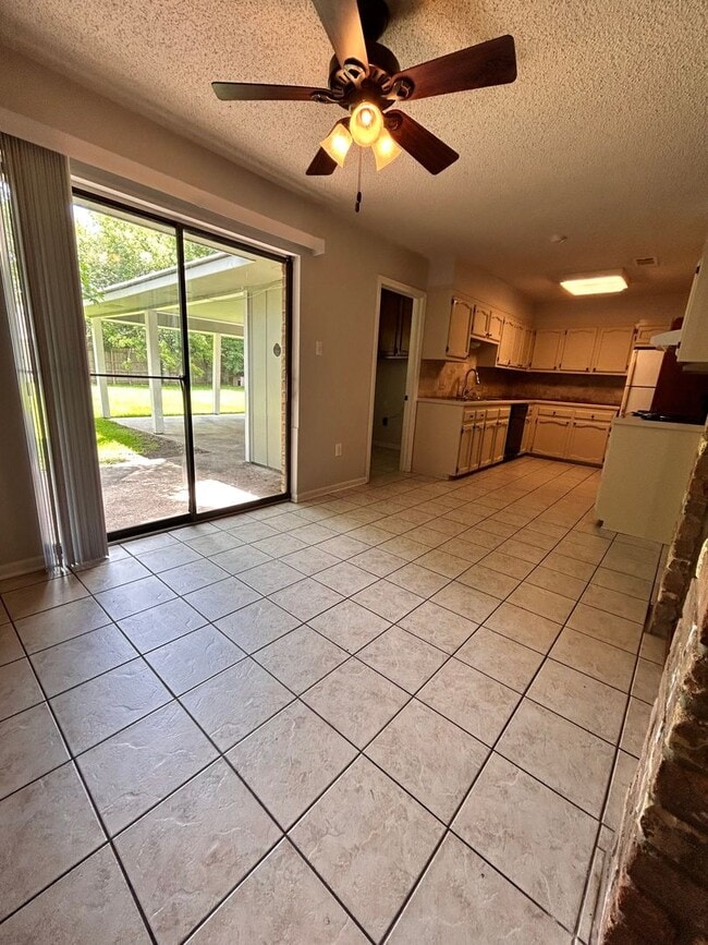Building Photo - Great location near Perkins/Pecue!!