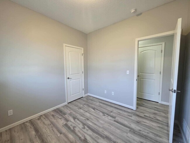 Building Photo - 410 Michael's Ct