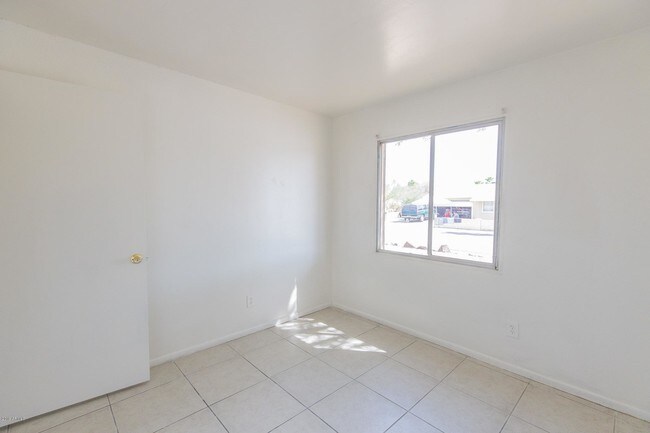 Building Photo - 4016 E Willow Ave